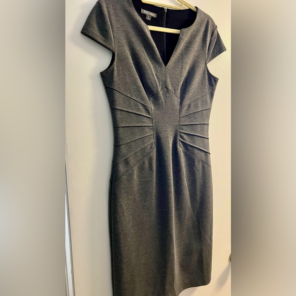Roz & Ali women’s knit dress. Size 8, cap sleeves. Gray